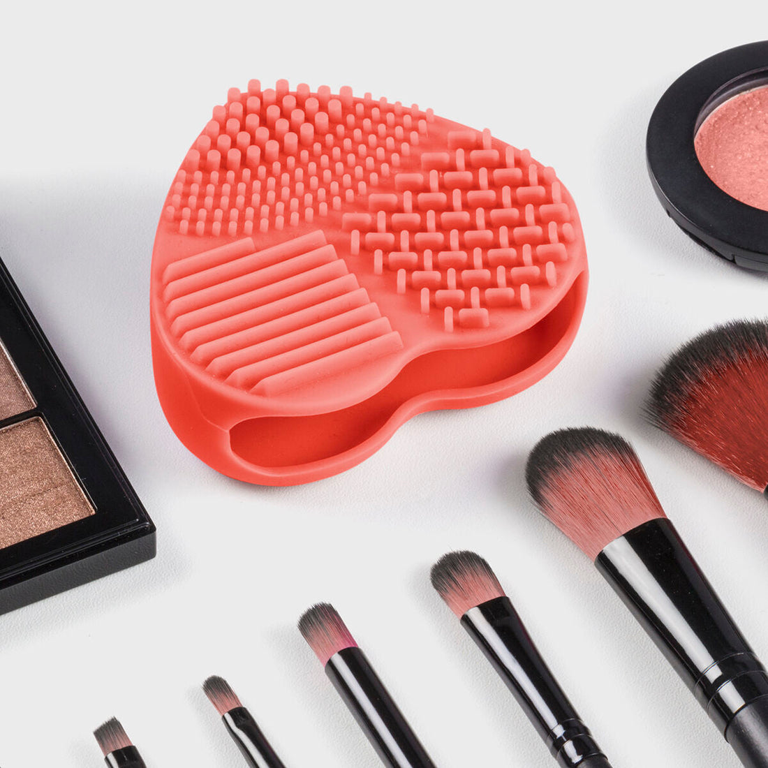 Make-up-Pinsel reinigen leicht gemacht – mit dem Heart Pinsel-Reiniger von InnovaGoods